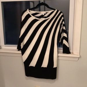 NYC black and white quarter sleeve sweater